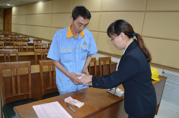 命運(yùn)無(wú)情人間有愛——華昌全體員工踴躍為困難職工捐款