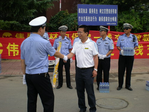 我公司保定慰問(wèn)一線交警