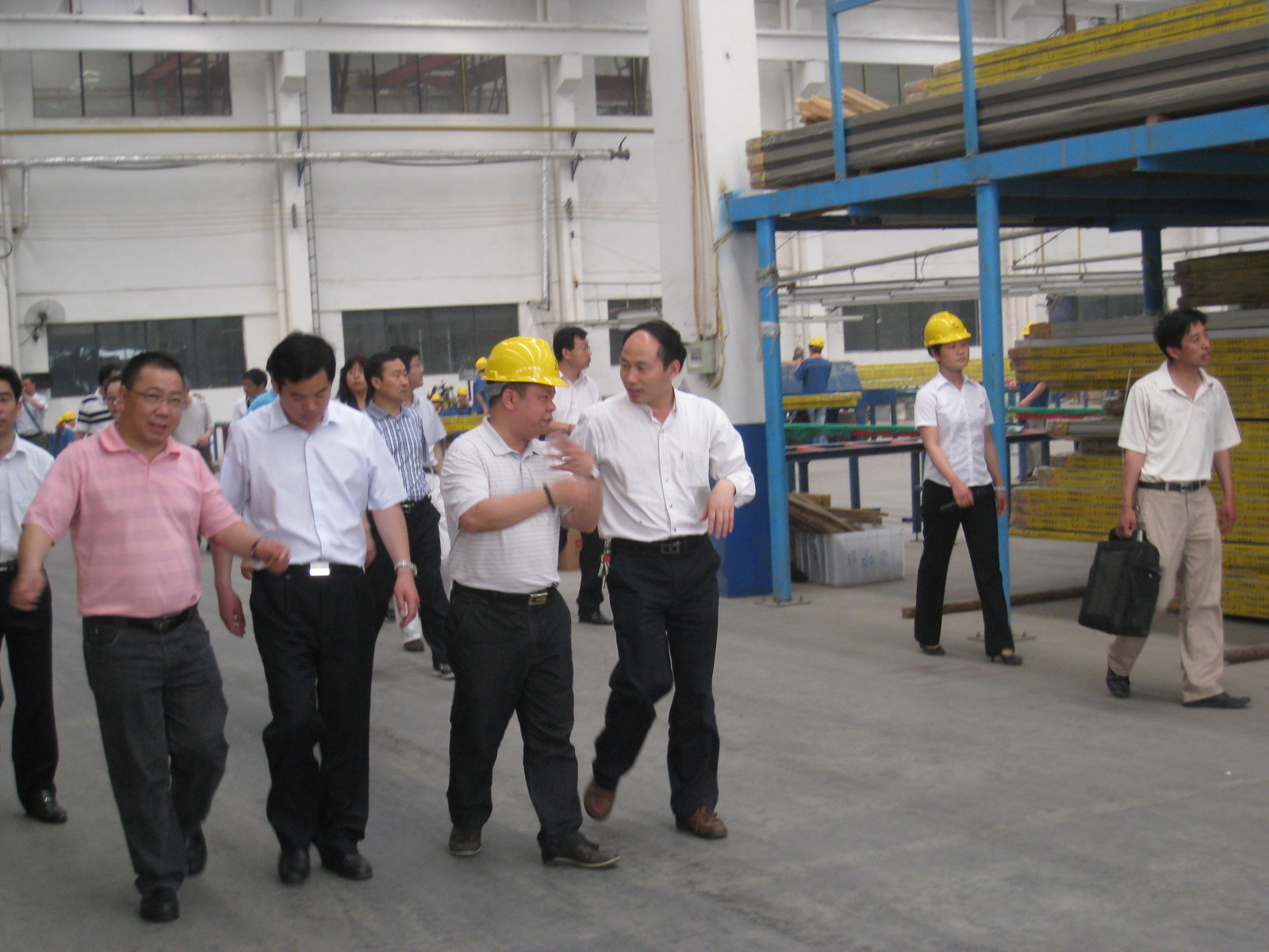 參加2011中國鋁工業(yè)高峰論壇各級(jí)領(lǐng)導(dǎo)和嘉賓到我公司參觀考察