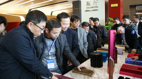  廣東鋁加工技術(shù)研討會(huì)暨廣東有色金屬工業(yè)發(fā)展論壇的專(zhuān)家蒞臨我公司參觀考察