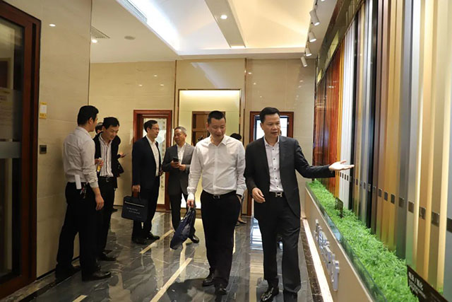 眾嘉賓在潘董的陪同下參觀了體驗館