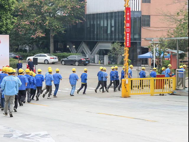 員工按照規(guī)定的路線進(jìn)行快速疏散