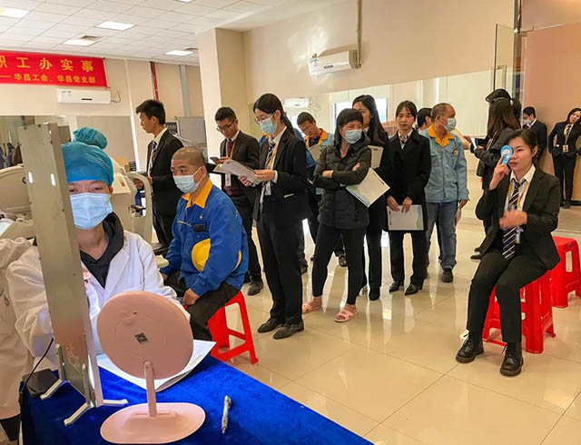 員工們輪流進(jìn)行視力檢查，整個過程井然有序。