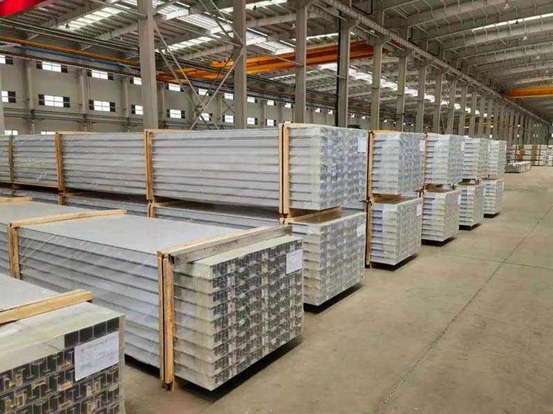 華昌鋁材廠房內(nèi)建材擺放整齊