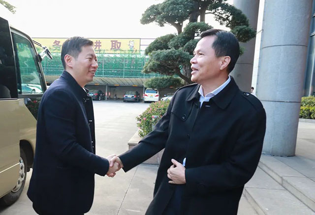 公司領導熱情接待并帶領管副市長一行人參觀車間