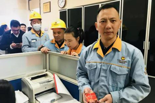 收到新年糖、購物卡等新春福利，員工們展現(xiàn)出喜悅的笑容