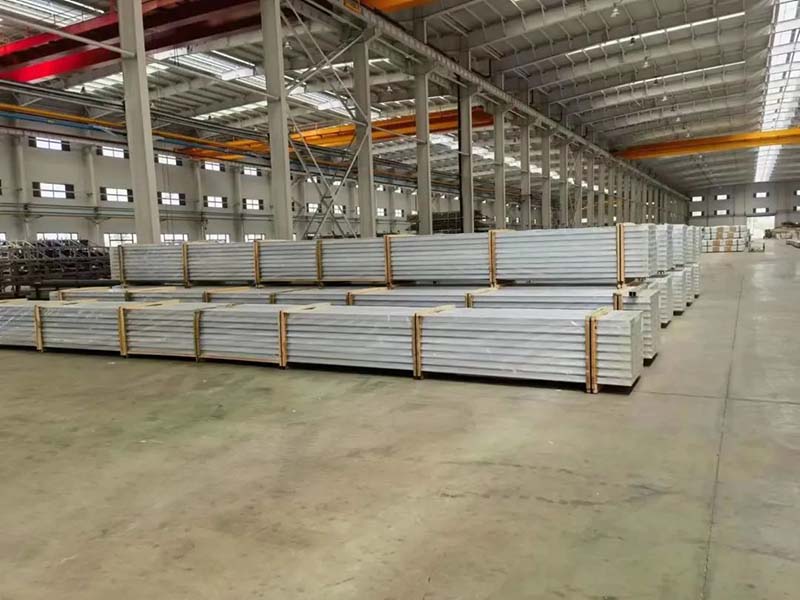 華昌鋁材廠房內(nèi)建材擺放整齊