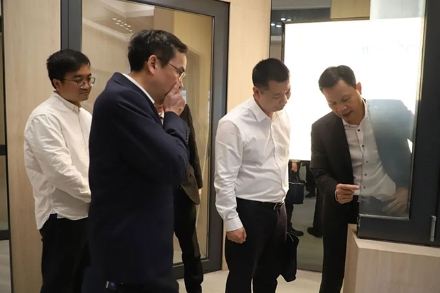眾嘉賓在潘董的陪同下參觀了體驗館
