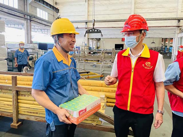 慰問團(tuán)隊(duì)與員工交談