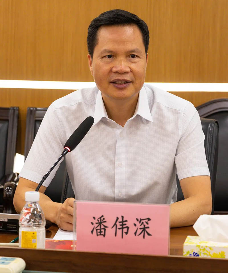 座談會上，潘董介紹了華昌集團的經營與生產情況，反映了企業(yè)的困難與需求。