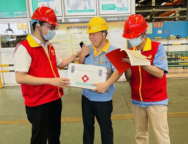 慰問團(tuán)隊(duì)與員工交談