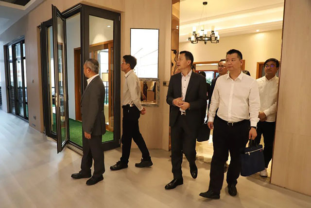 眾嘉賓在潘董的陪同下參觀了體驗館