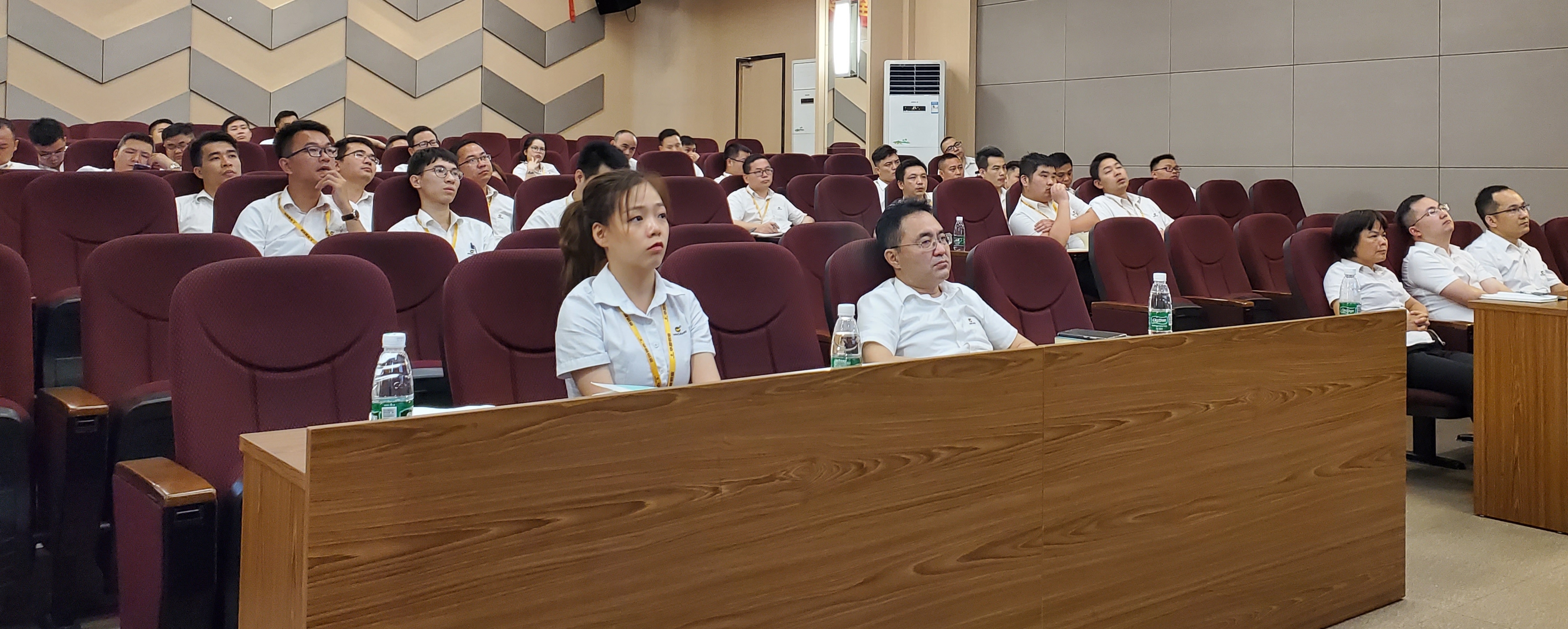 華昌第二期內(nèi)銷培訓(xùn)會(huì)：全力銷售，偉昌更好，我們更好